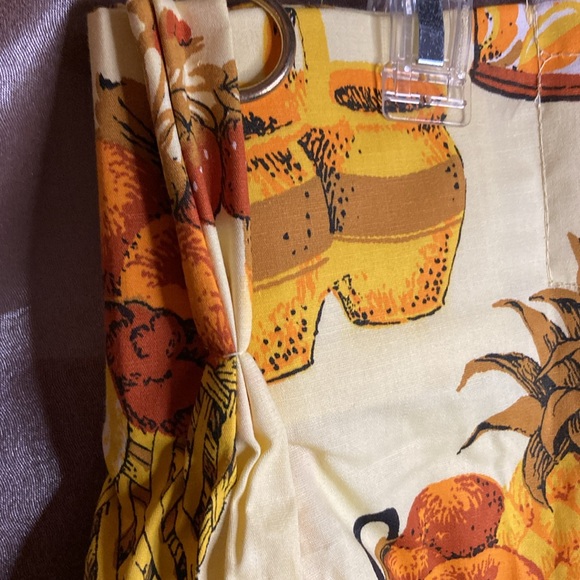 2 vintage drape panels. Yellow kitchen fruit and vases. 70’s. Unused. 410 - Picture 4 of 6